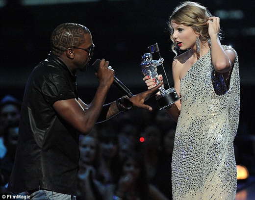 
 
 Khi Taylor Swift lên nhận giải Best Female Video tại VMAs 2009, Kanye West đã lên sân khấu 'cướp diễn đàn' của Taylor và phát biểu: 'Tôi mừng cho cô nhưng thực tế Beyonce mới là nữ ca sĩ có một trong những MV đỉnh cao của mọi thời đại'. Hành động bất ngờ của Kayne đã khiến cho Taylor bị 'đứng hình' và không nói được câu nào.